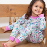Pyjama Daisy Ditsy multi von Kite Clothing