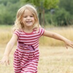 Kleid mit Streifen und Pferdeapplikation brick red-lilac von Enfant Terrible