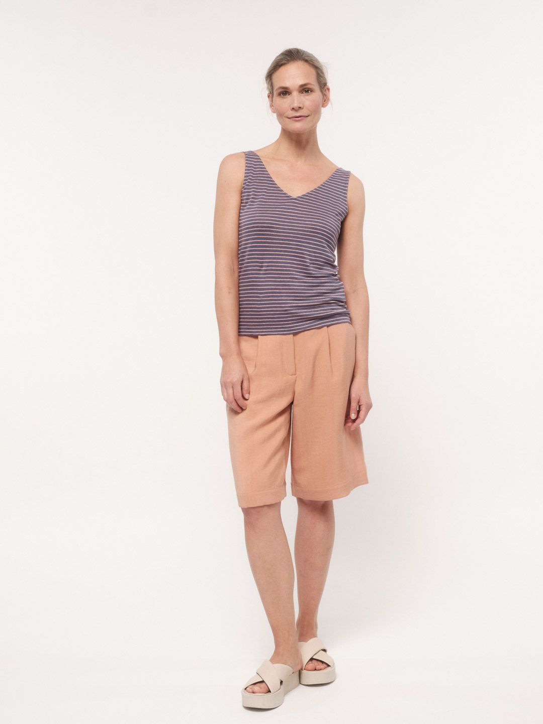 Streifentop mit V-Ausschnitt dove blue/ sandstorm von Lanius