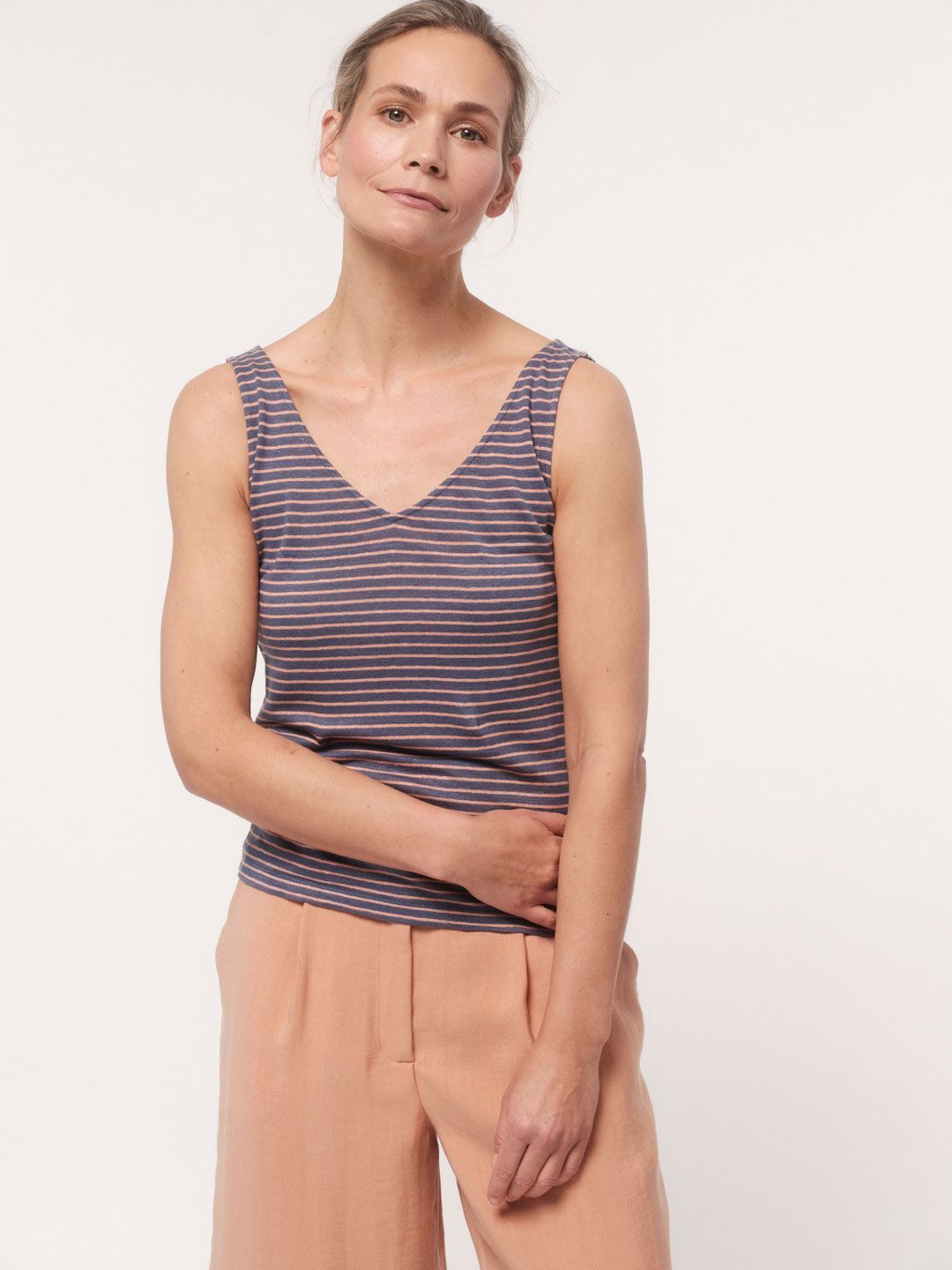 Streifentop mit V-Ausschnitt dove blue/ sandstorm von Lanius