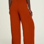 Hose EcoVero Locker red earth von Tranquillo