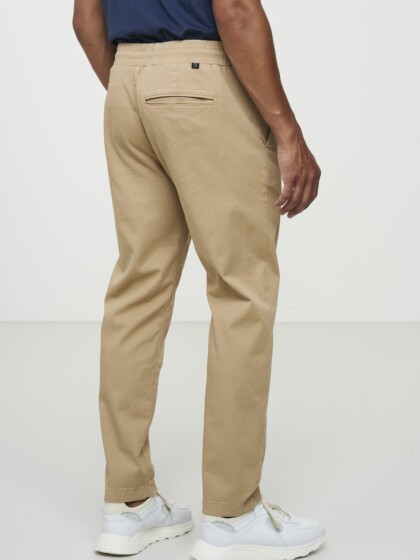 Jog Chino Flax dark sand von recolution