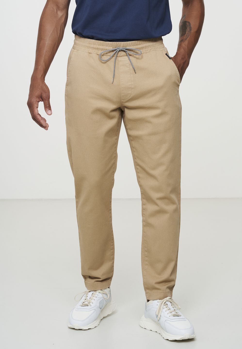 Jog Chino Flax dark sand von recolution