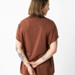 T-Shirt Madhu mahagoni von Melawear