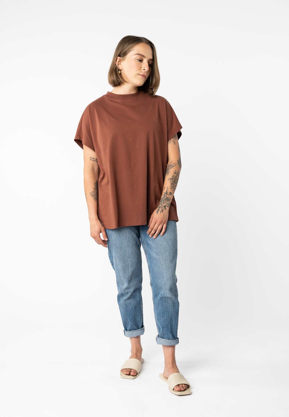 T-Shirt Madhu mahagoni von Melawear