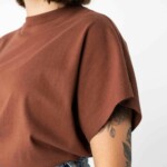T-Shirt Madhu mahagoni von Melawear