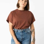 T-Shirt Madhu mahagoni von Melawear