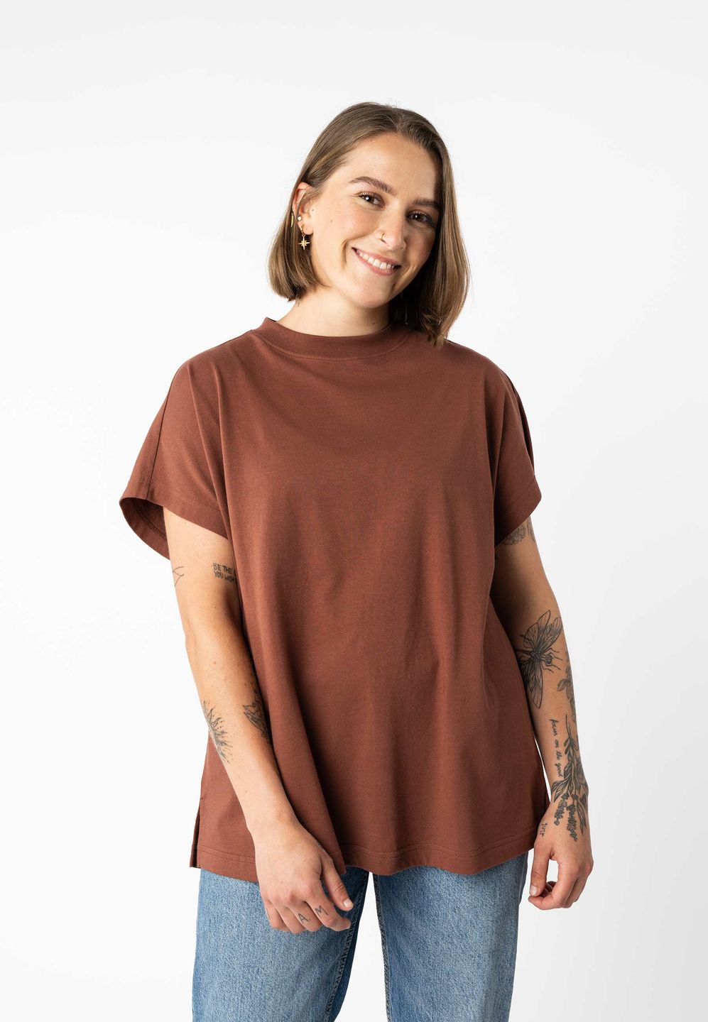 T-Shirt Madhu mahagoni von Melawear