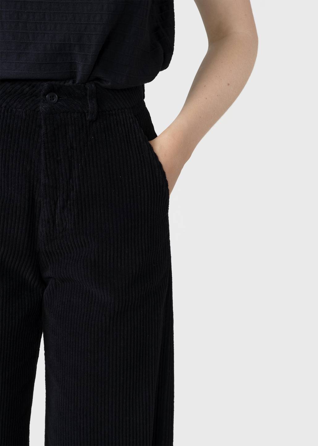 Hose Lydia jumbo corduroy Black von Klitmøller Collective