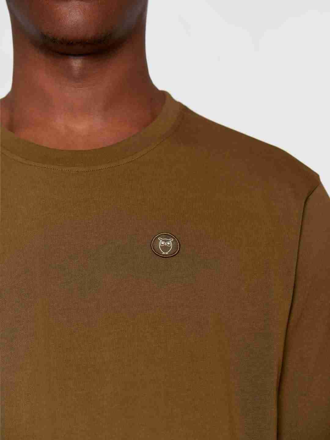 Longsleeve VIGGO badge dark olive von KnowledgeCotton Apparel