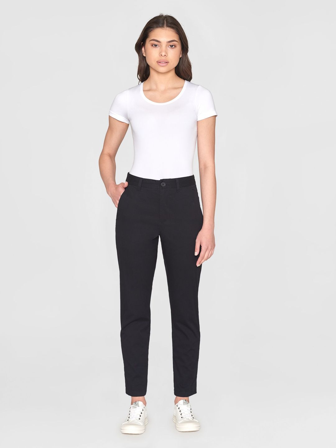 Hose Iris Mom Midrise Cropped Poplin Chino black jet von KnowledgeCotton Apparel