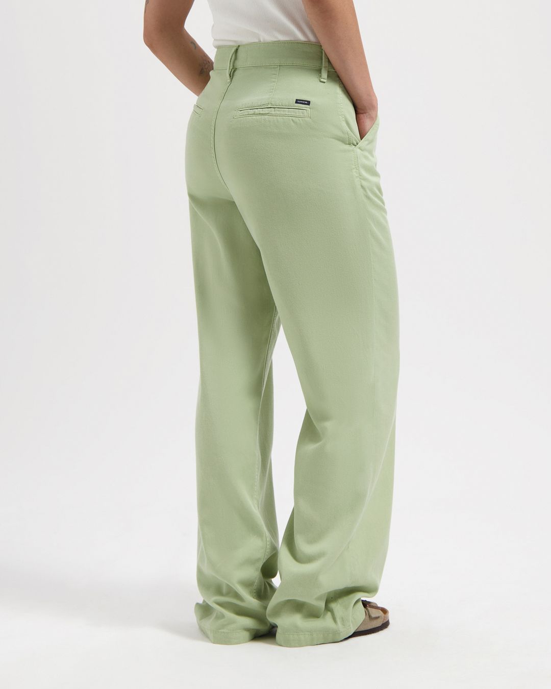 Hose Thalia Chino sage green von Kuyichi