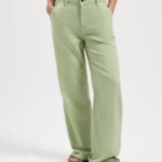 Hose Thalia Chino sage green von Kuyichi