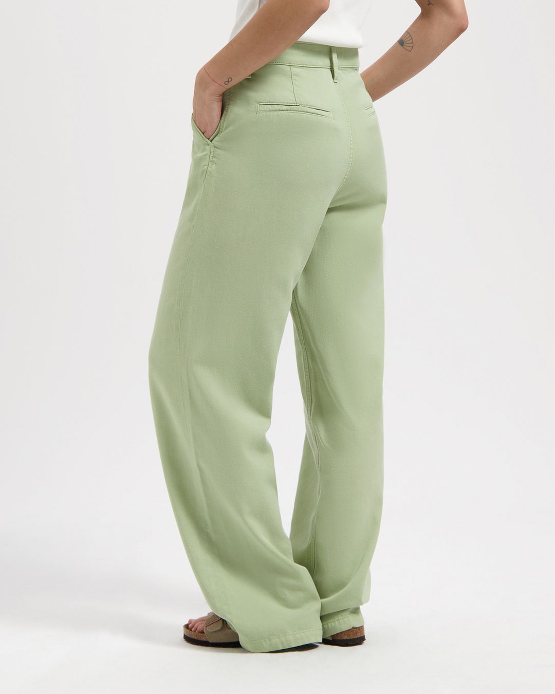 Hose Thalia Chino sage green von Kuyichi