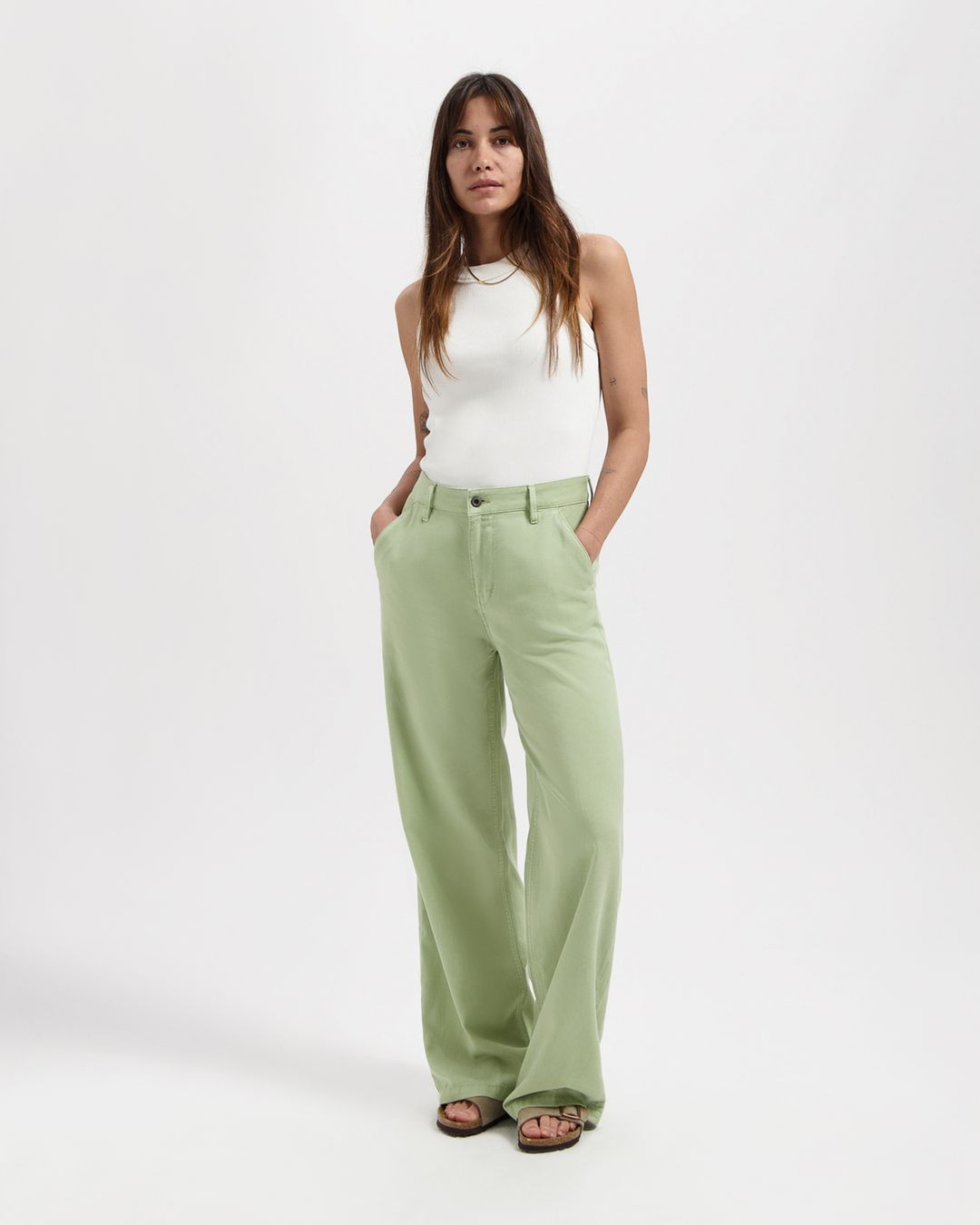 Hose Thalia Chino sage green von Kuyichi