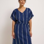 Kleid mit V-Ausschnitt print stripe night blue von Lanius