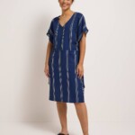 Kleid mit V-Ausschnitt print stripe night blue von Lanius