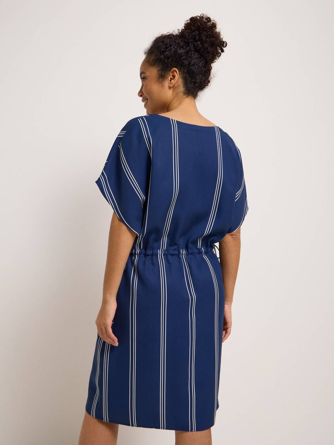 Kleid mit V-Ausschnitt print stripe night blue von Lanius