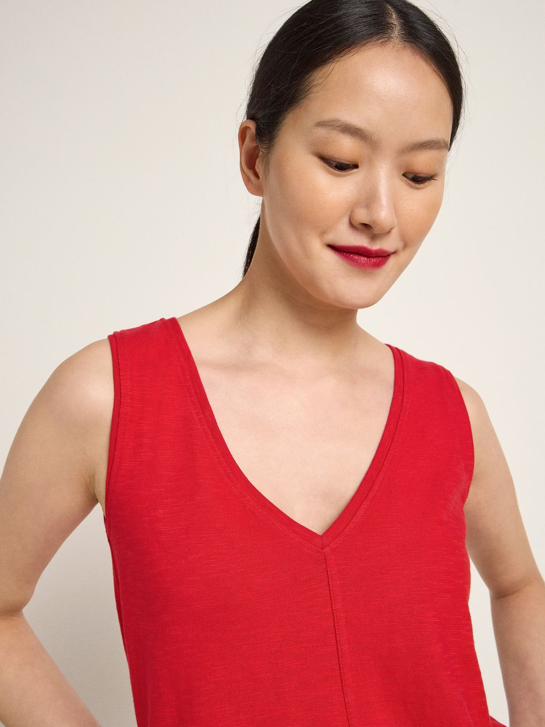 Top mit V-Ausschnitt red von Lanius