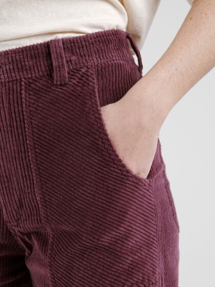 Hose Workwear Vara Corduroy fig von Dedicated. Hose Workwear Vara Corduroy fig von Dedicated.