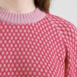 Sweater Husie Bubble Knit true red/lilas pink von Dedicated.