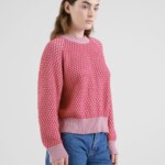 Sweater Husie Bubble Knit true red/lilas pink von Dedicated.