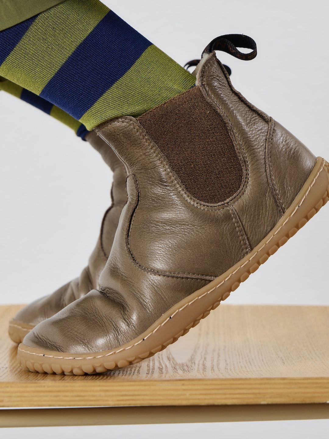 Barfuss Chelsea Bootie Kim Nappa taupe von Grand Step Shoes