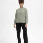 Stehkragenpullover Analah green clay von MELAWEAR