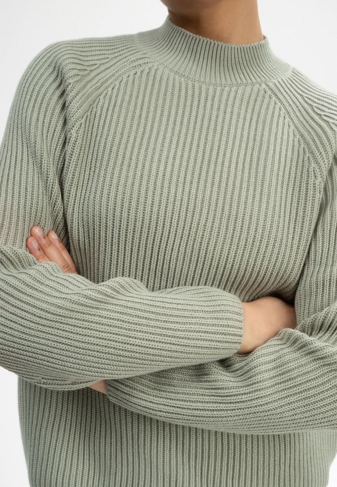 Stehkragenpullover Analah green clay von MELAWEAR