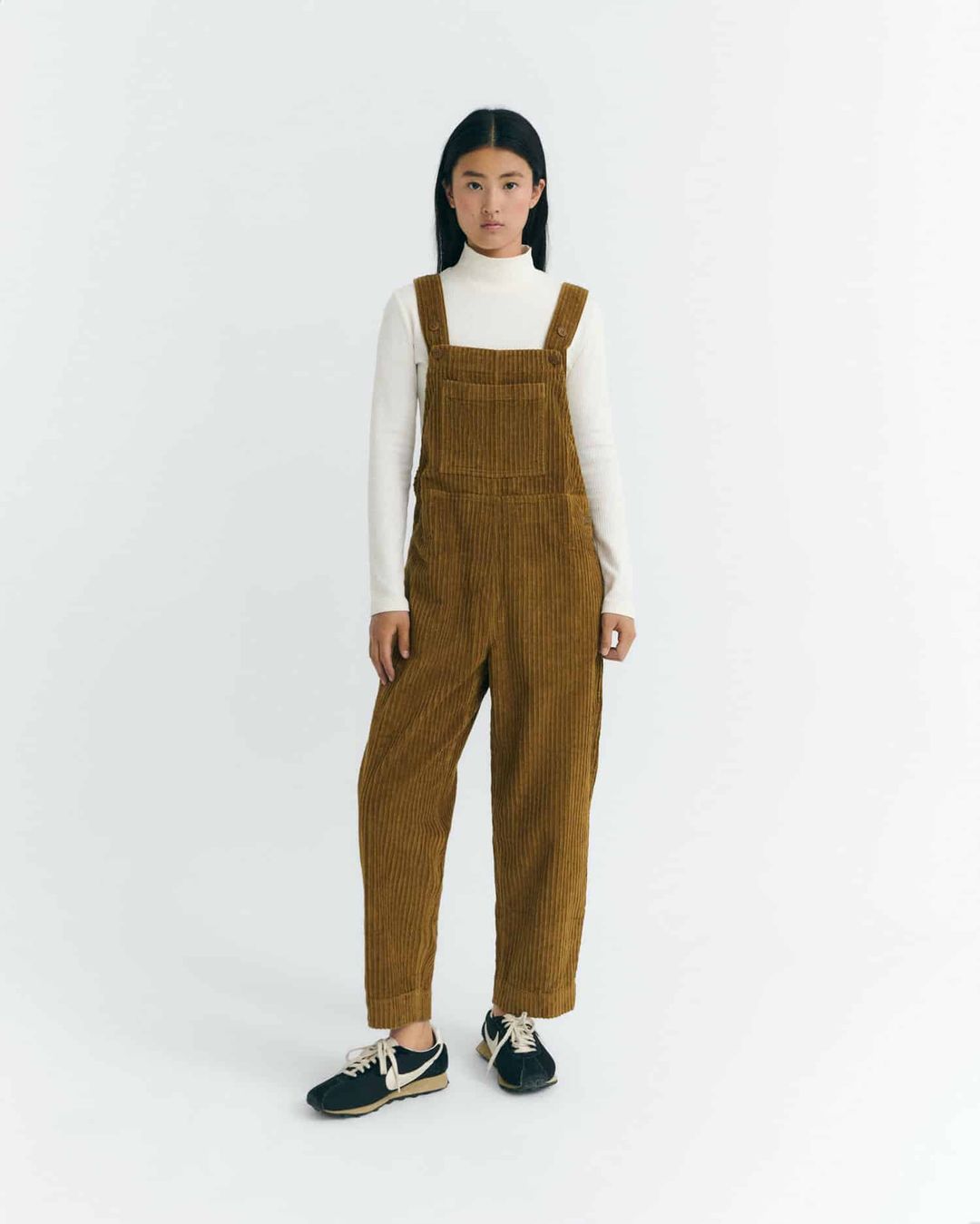 Latzhose Luz Cord brown von Thinking MU