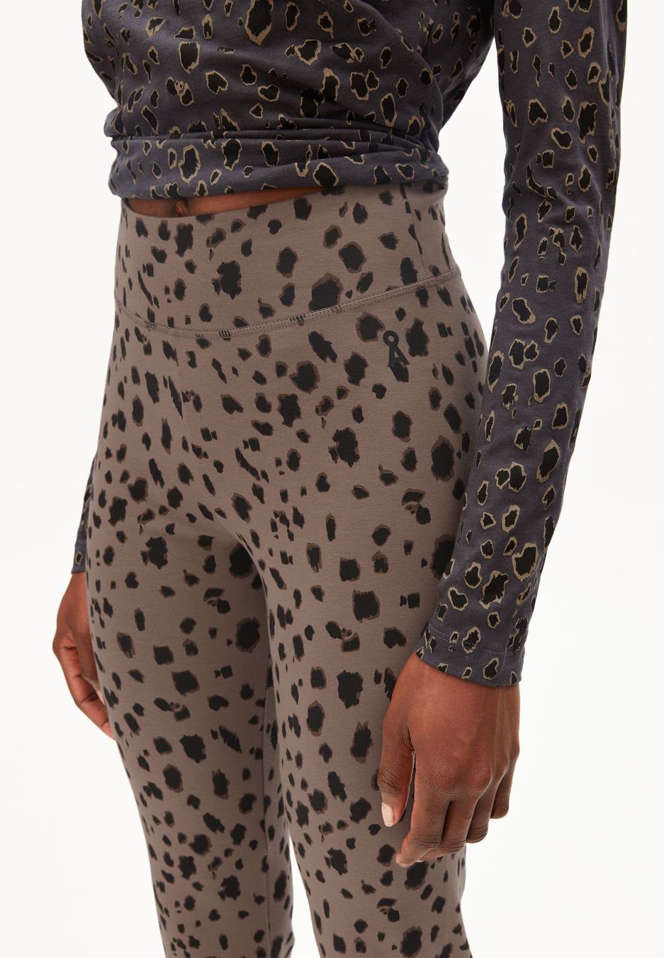 Leggings Leo Rehmaa walnut cream von Armedangels