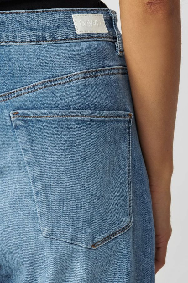 Jeans Stardust O-Shape Soft Denim - Classic light blue von DAWN