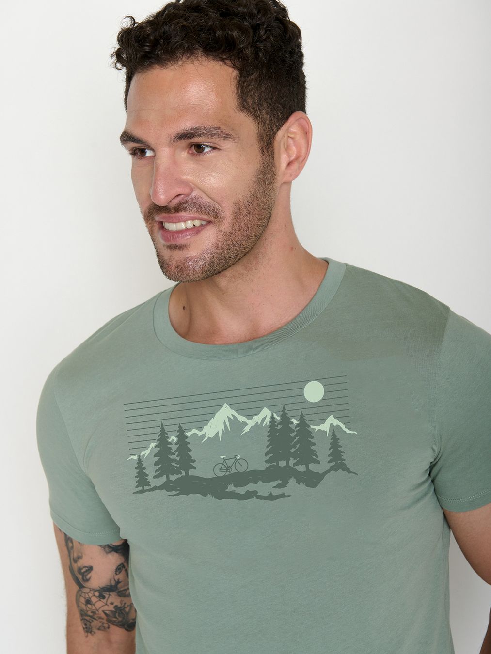 T-Shirt Guide Bike Mountain Pines soft sage von Greenbomb