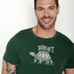 T-Shirt Guide Turtle Walk bottle green von Greenbomb