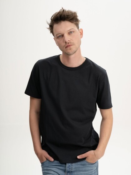 T-Shirt Izaan schwarz von MELAWEAR