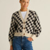 Cardigan Kanan Pepita Cats oat white von Dedicated.