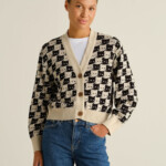 Cardigan Kanan Pepita Cats oat white von Dedicated. Cardigan Kanan Pepita Cats oat white von Dedicated.