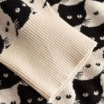 Cardigan Kanan Pepita Cats oat white von Dedicated. Cardigan Kanan Pepita Cats oat white von Dedicated.