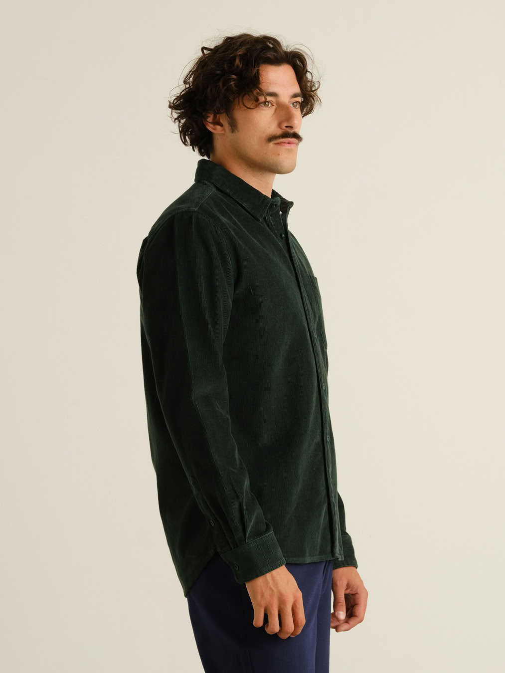 Hemd Varberg Corduroy dark green von Dedicated.
