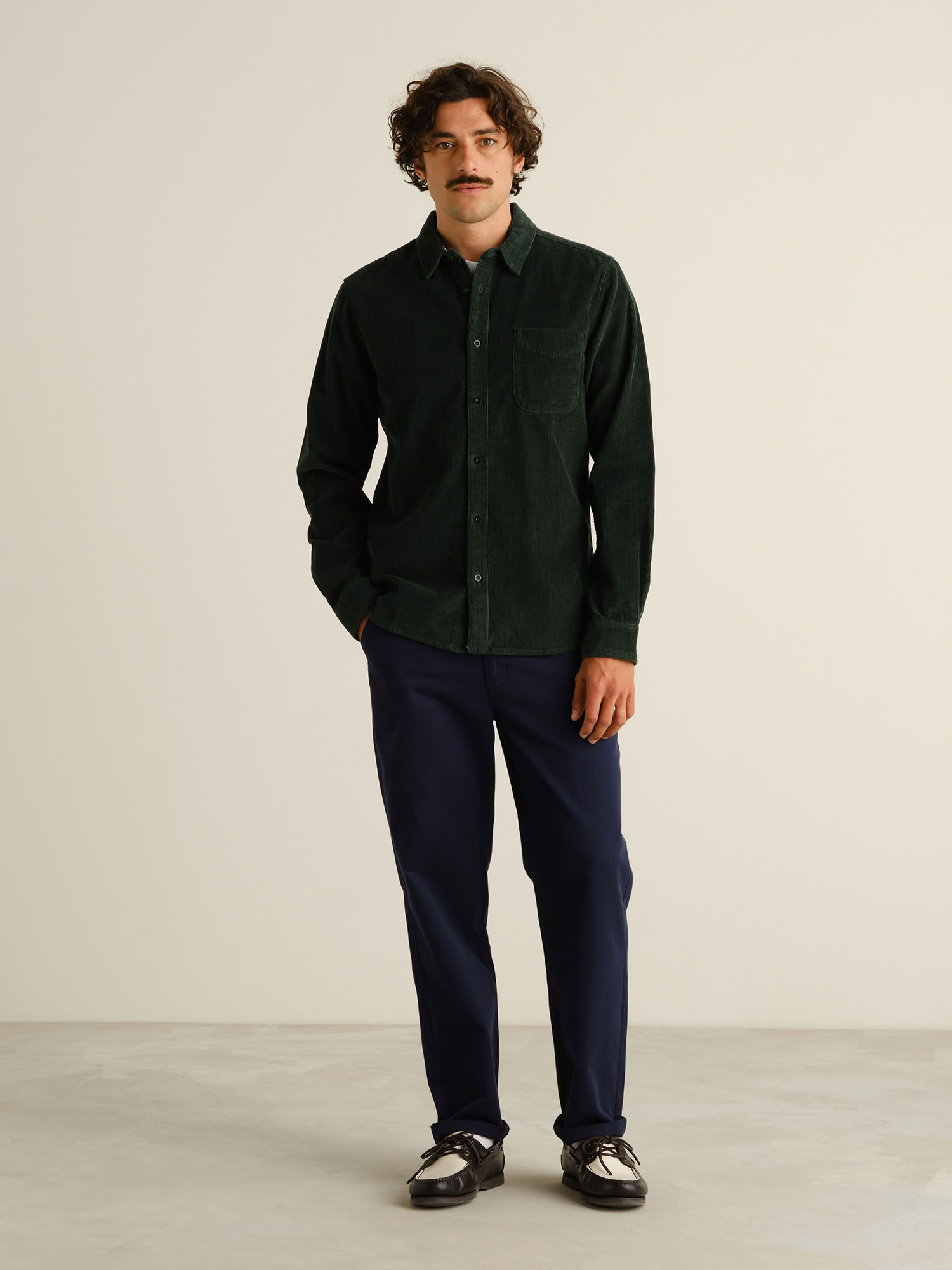 Hemd Varberg Corduroy dark green von Dedicated.