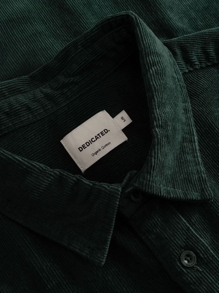 Hemd Varberg Corduroy dark green von Dedicated.