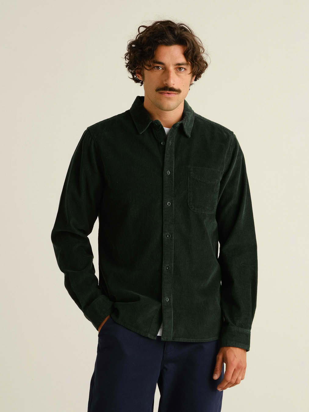 Hemd Varberg Corduroy dark green von Dedicated.