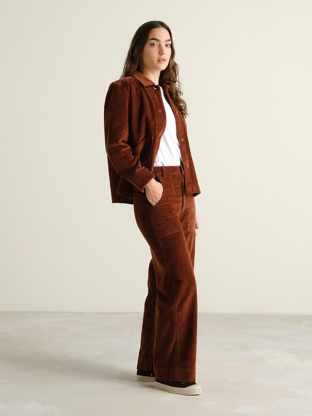 Hose Workwear Vara Corduroy cappuccino brown von Dedicated.