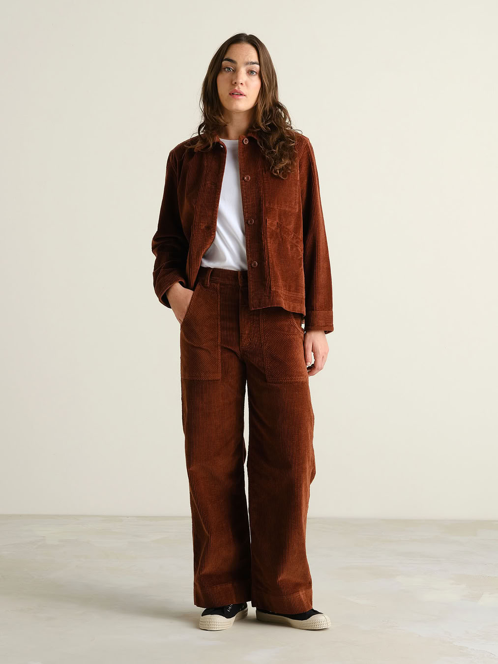 Hose Workwear Vara Corduroy cappuccino brown von Dedicated.