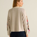 Pullover Limhamn Folk Flower vanilla white von Dedicated. Pullover Limhamn Folk Flower vanilla white von Dedicated.