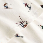 T-shirt Stockholm Ski Team AOP whisper white von Dedicated. T-shirt Stockholm Ski Team AOP whisper white von Dedicated.