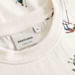 T-shirt Stockholm Ski Team AOP whisper white von Dedicated. T-shirt Stockholm Ski Team AOP whisper white von Dedicated.