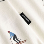 T-shirt Stockholm Ski Team AOP whisper white von Dedicated. T-shirt Stockholm Ski Team AOP whisper white von Dedicated.