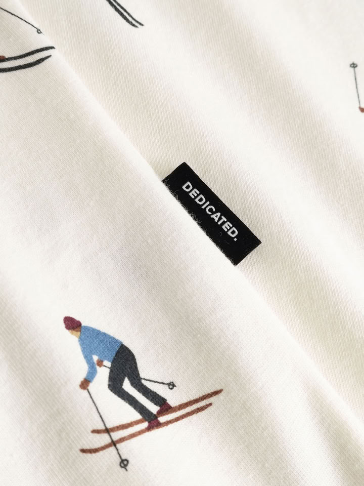 T-shirt Stockholm Ski Team AOP whisper white von Dedicated. T-shirt Stockholm Ski Team AOP whisper white von Dedicated.