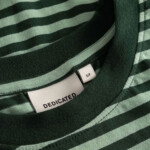 T-shirt Vadstena Stripes dark green/granite green von Dedicated. T-shirt Vadstena Stripes dark green/granite green von Dedicated.